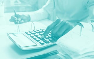 dyskusja przyjaciółek w pracy dwie rozmawiające koleżanki w korytarzu biurowym