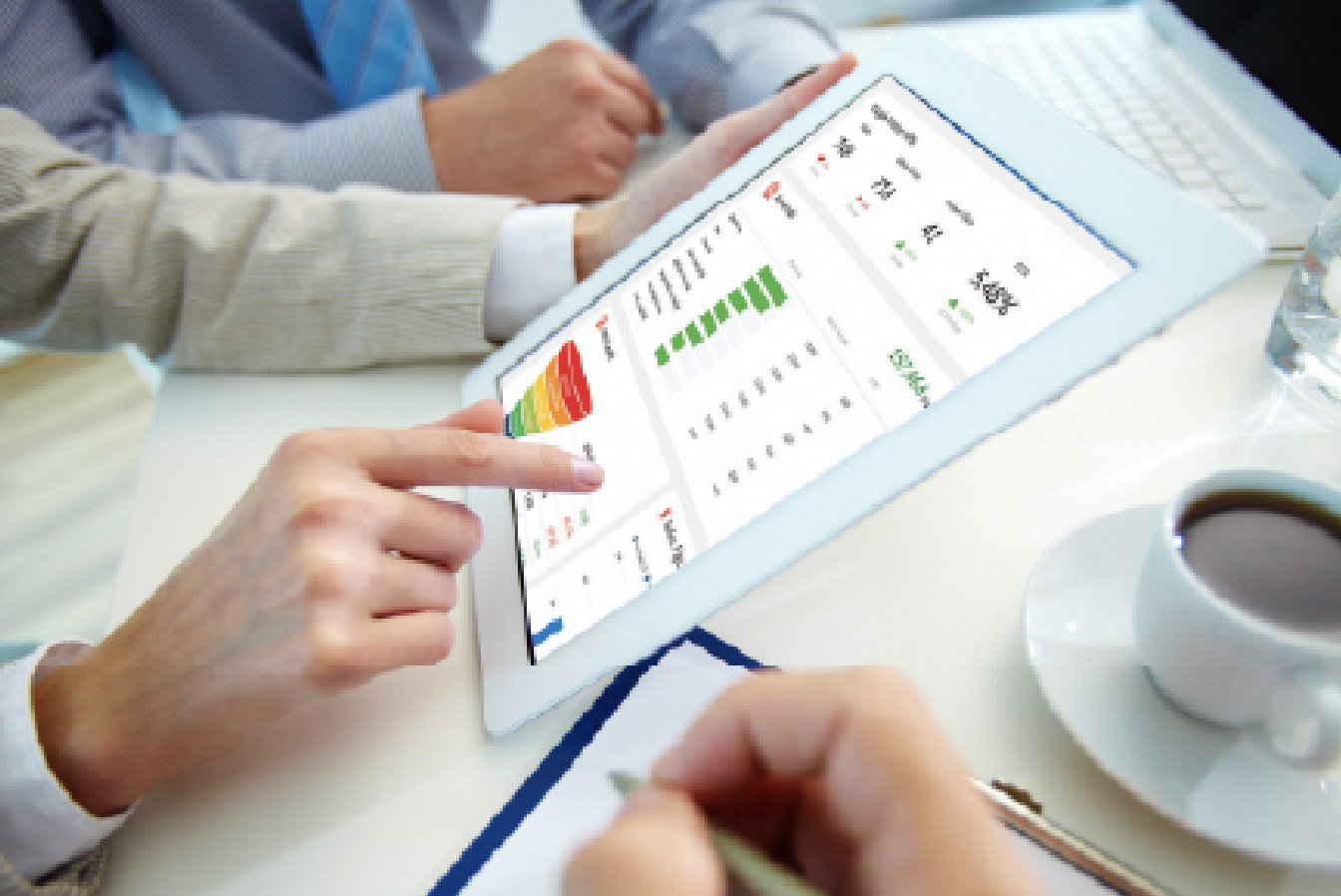 Mobilny dashboard automatyzacji marketingu smartfon z aplikacją mobilną pokazującą dashboard marketingowy