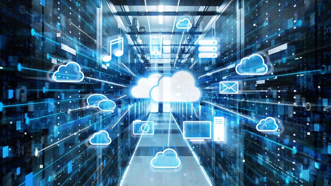 bezpieczeństwo danych w chmurze biznesowej kłódka zabezpieczająca cyfrową chmurę nad serwerami w nowoczesnym centrum danych