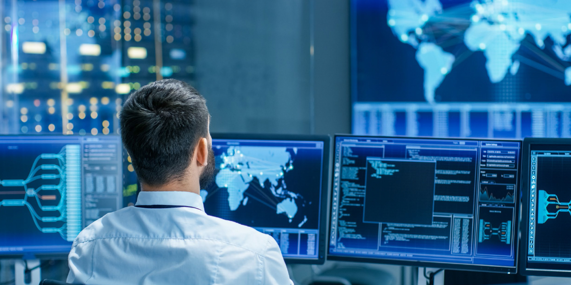 pracownica w biurze czytająca podejrzany email na laptopie z telefonem obok