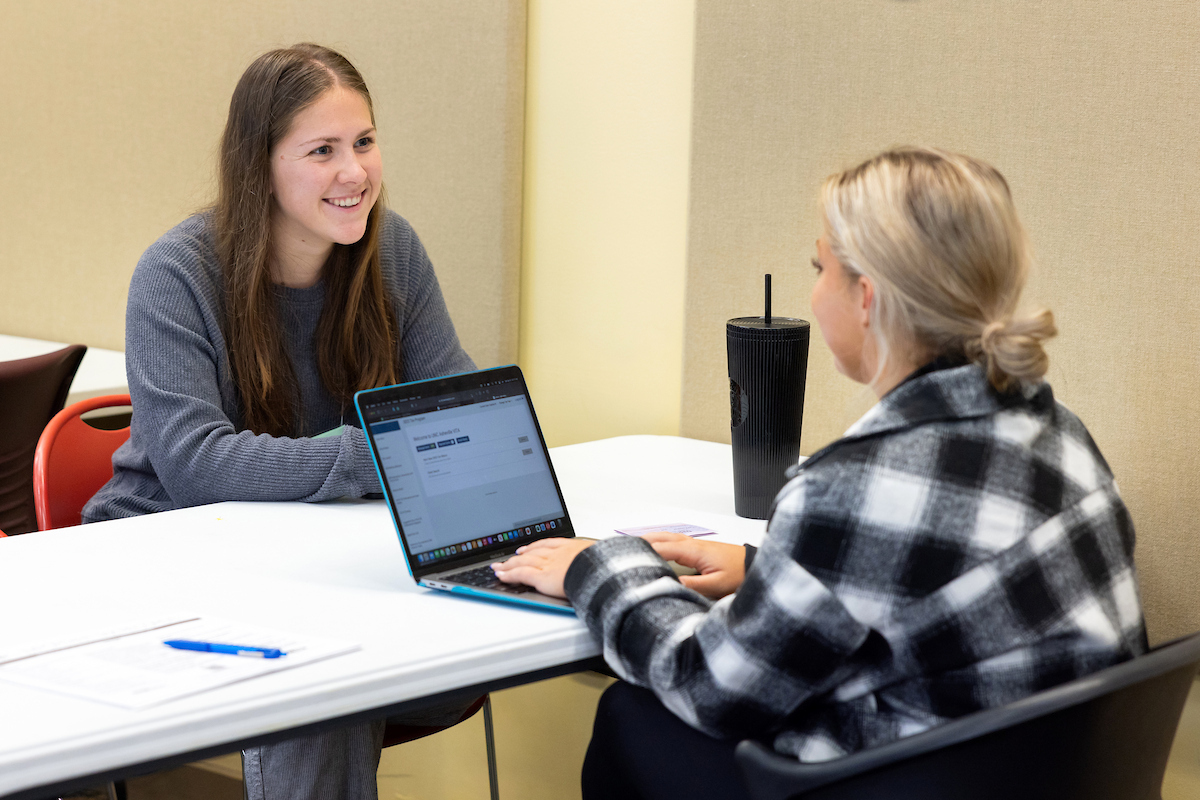 analityk studiujący mapę świata na biurku z telefonami i dokumentami obok