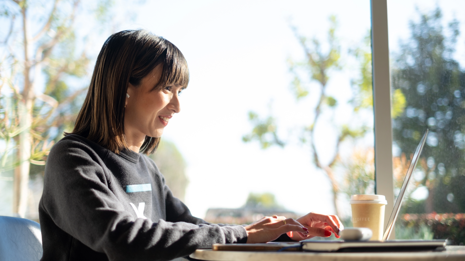 Przeglądanie CV w zdalnej rekrutacji Mężczyzna przegląda CV kandydatów na tablecie podczas wideorozmowy online