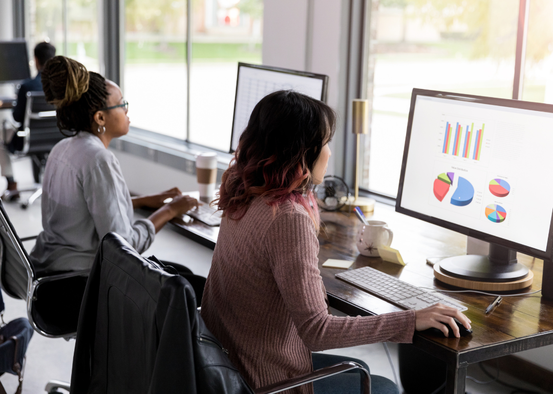 mężczyzna przeglądający produkty na półkach supermarketu z notesem w ręce