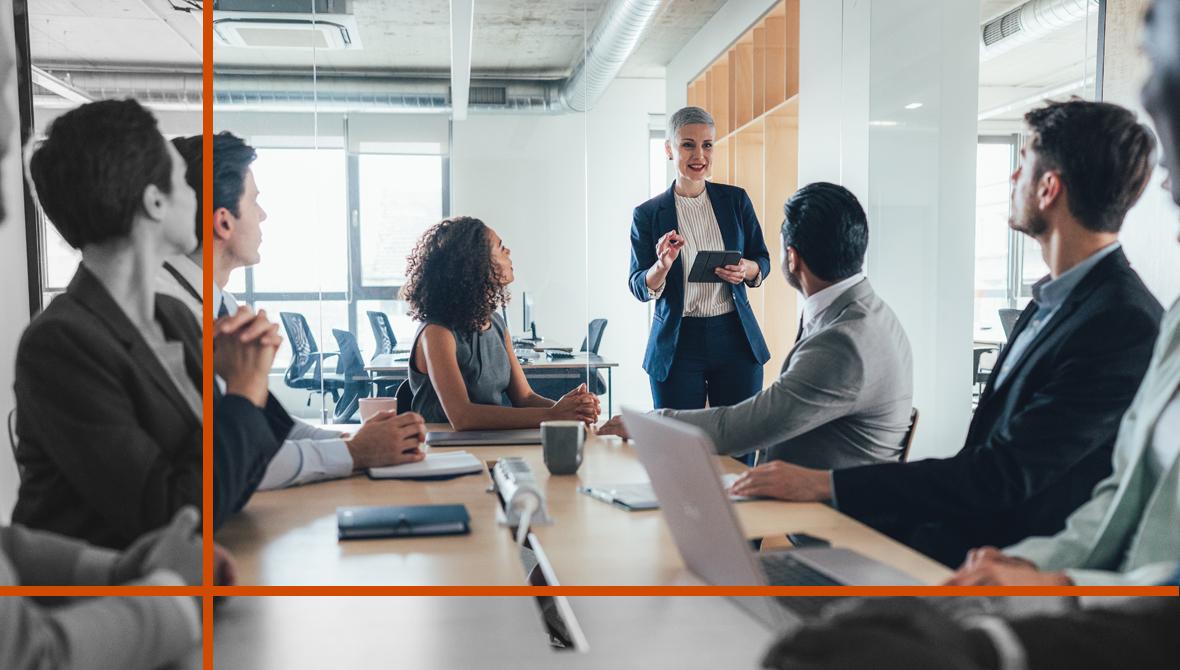 lider okazuje empatię koledze w korytarzu kobieta lider pociesza smutnego kolegę z pracy gestem na ramieniu w korytarzu